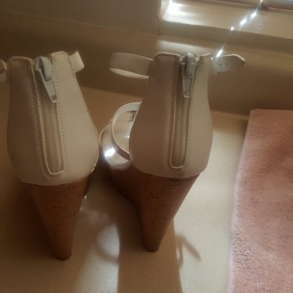 White wedges by shoe dazzle - Picture 3 of 3